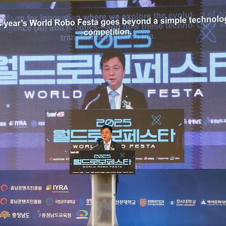 천안캠퍼스에서 개최된 2025 월드로보페스타 참석자들에게 환영인사 전해  이미지